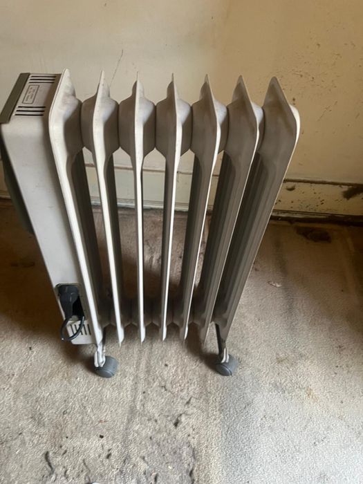 Mesa com 3 bancos 30€, aquercrdor 20, forno com fogão 20€