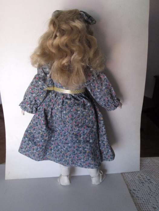 Boneca de porcelana e boneca em borracha