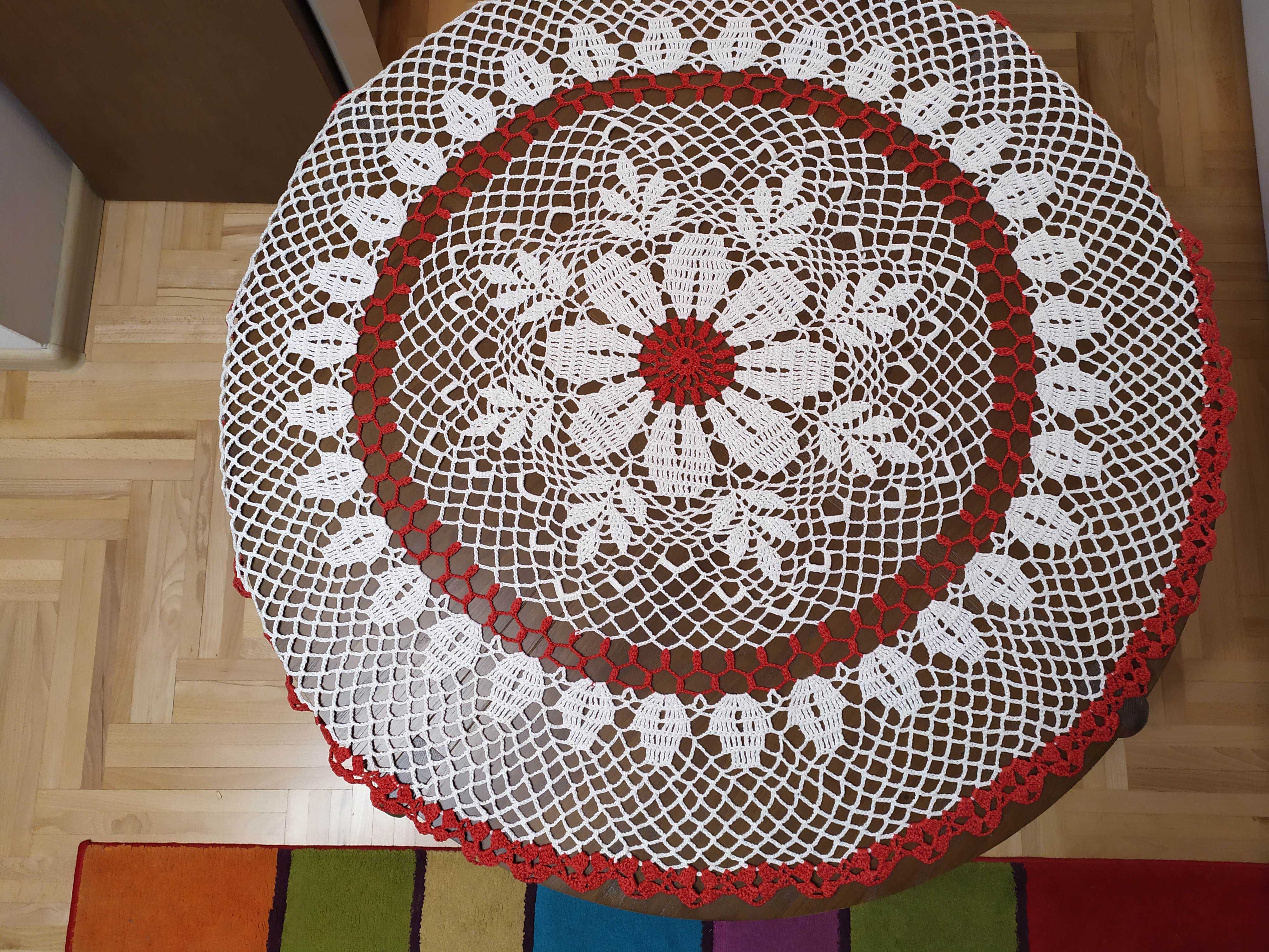 Obrus okrągły szydełkowy, bawełniany, biało-czerwony, średnica 106 cm