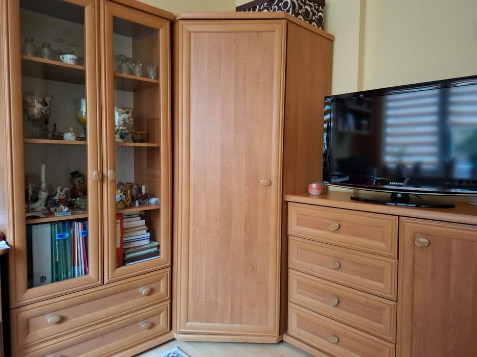 Szafa narożna, komoda z szufladami oraz witryna