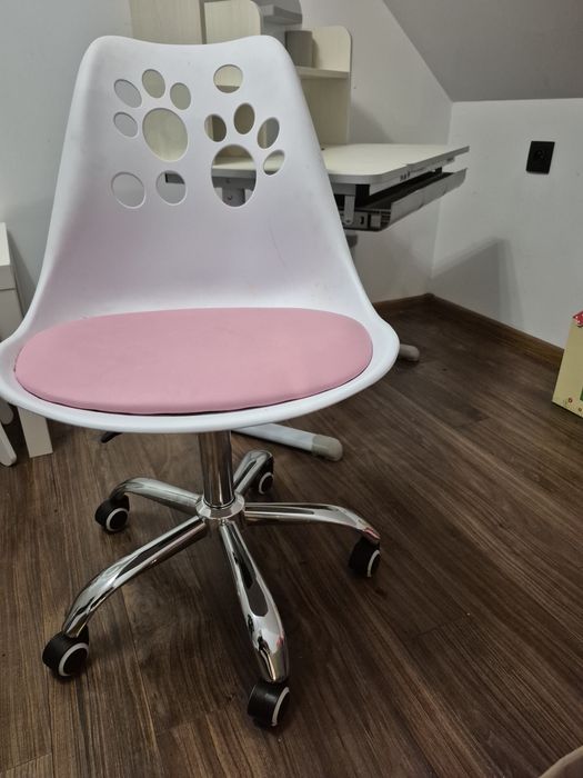 Biurko dzieciece i krzesło obrotowe