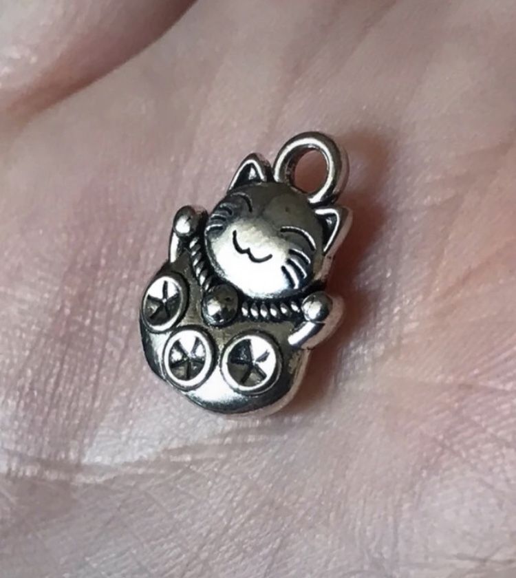 Maneki Neko kot szczęścia japoński srebrna metalowa zawieszka nowa