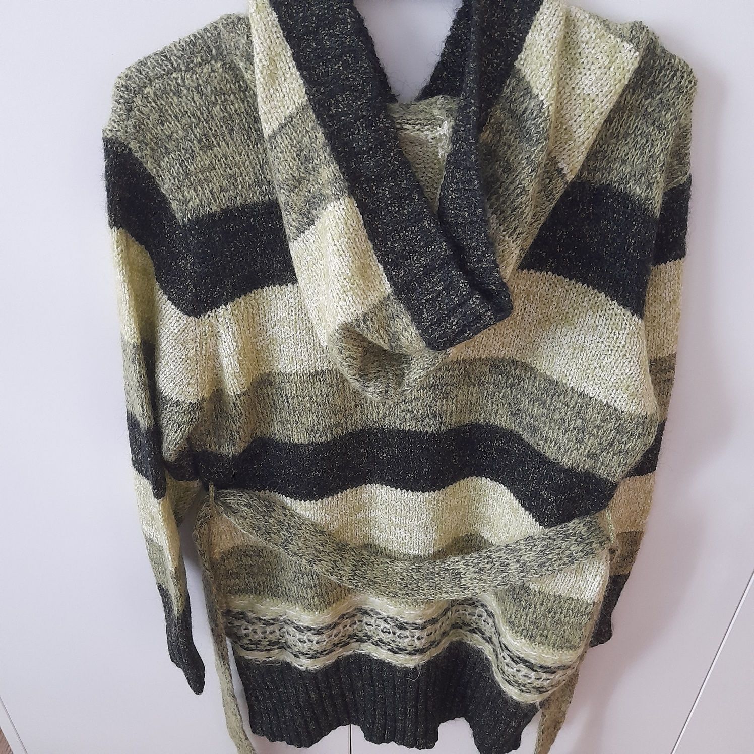 Sweter damski z kapturem