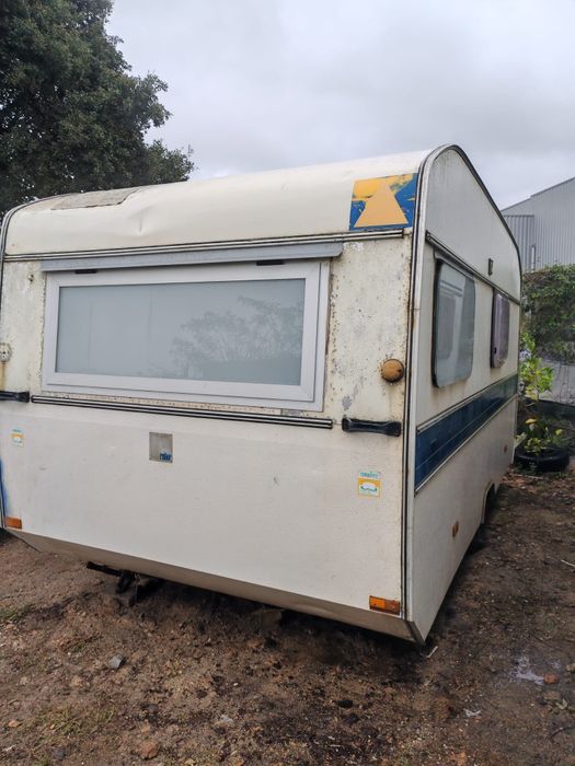 Caravana com 4 metros,sem documentos sem lança, faz 2 camas de.casal,w