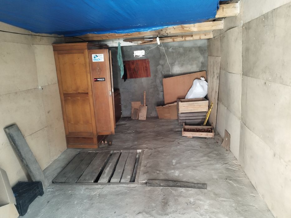 Продаеться гараж в дворі дома біля зупинки  Суха Балка