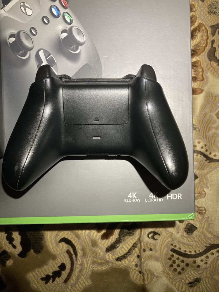 Ігрова приставка Xbox One X 1Tb