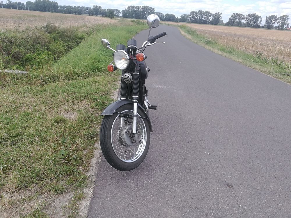 Jawa 350 Deluxe.