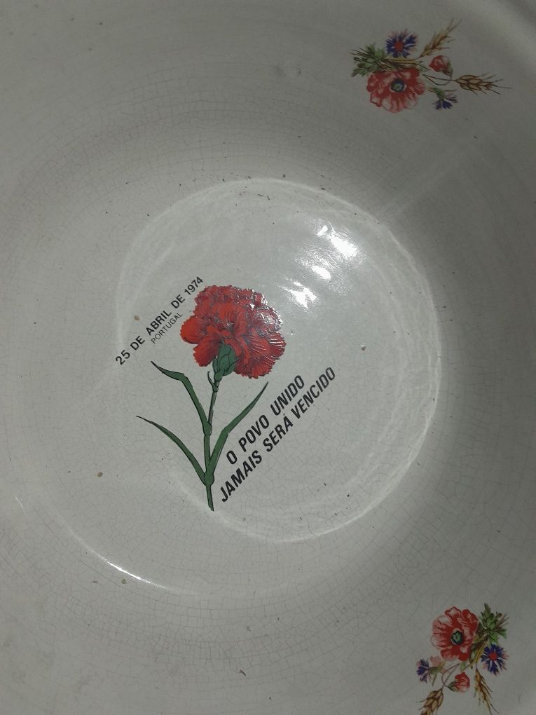 Antigo prato alusivo ao 25 de Abril