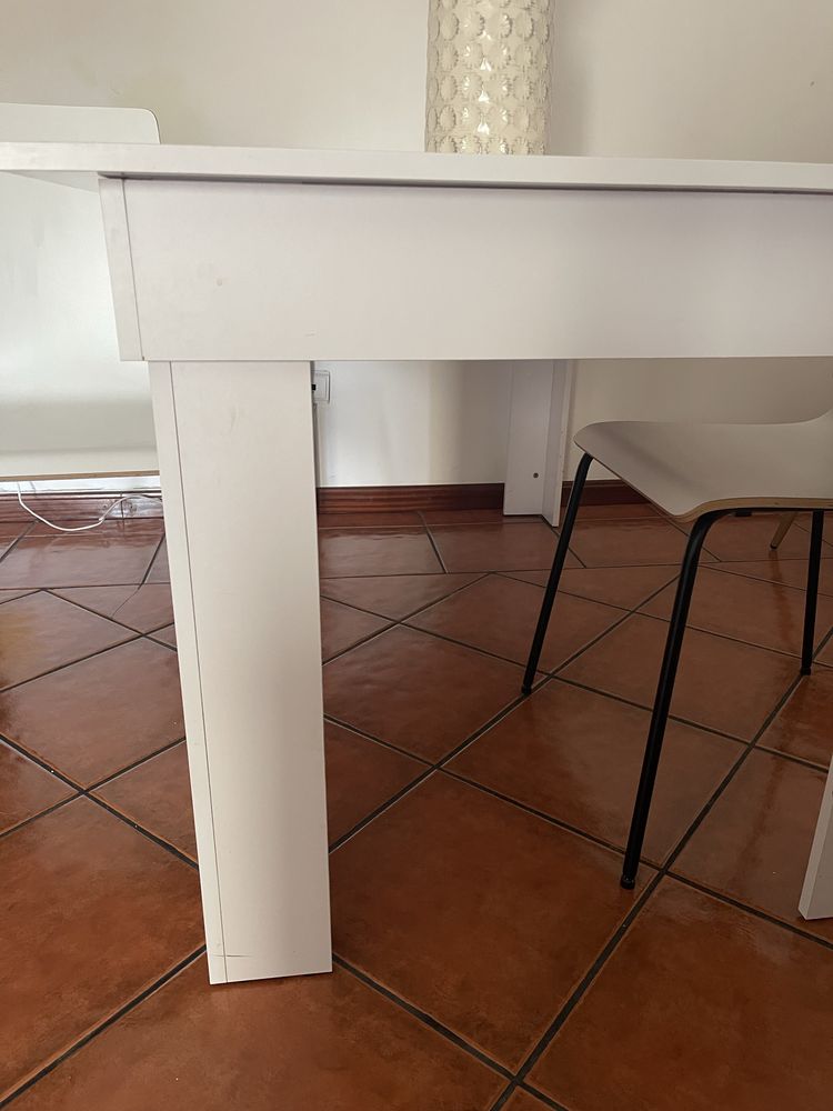 Mesa e cadeiras