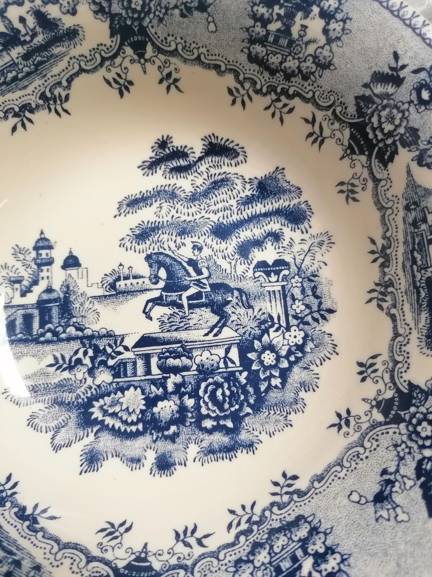 Saladeira com motivo estátua cavalinho