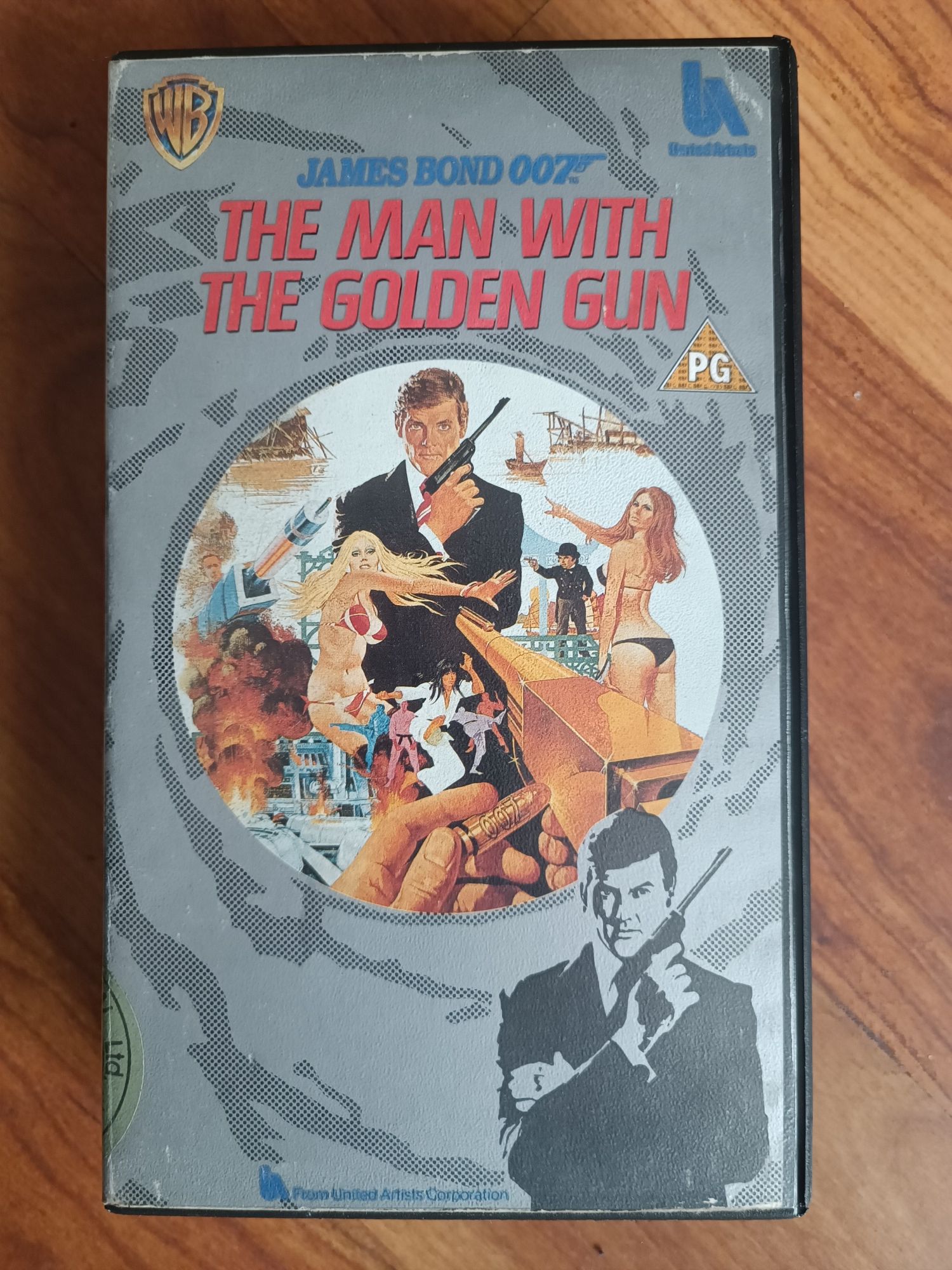 Człowiek ze złotym pistoletem film VHS James Bond