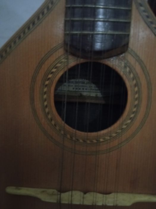 Dois instrumentos fabulosos. Guitarra portuguesa e banjo .