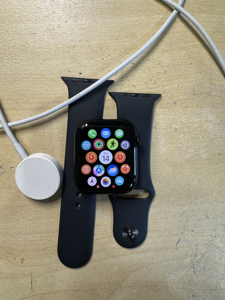 Продам Apple Watch SE2 44MM 2023