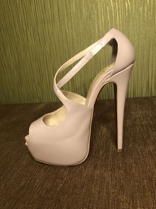 Бомоніжкі на високих підборах бежеві.