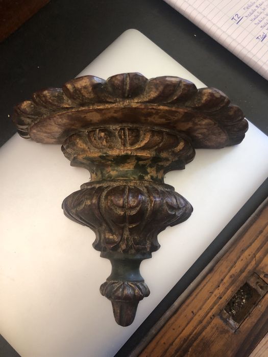 Suporte de parede em madeira para santos