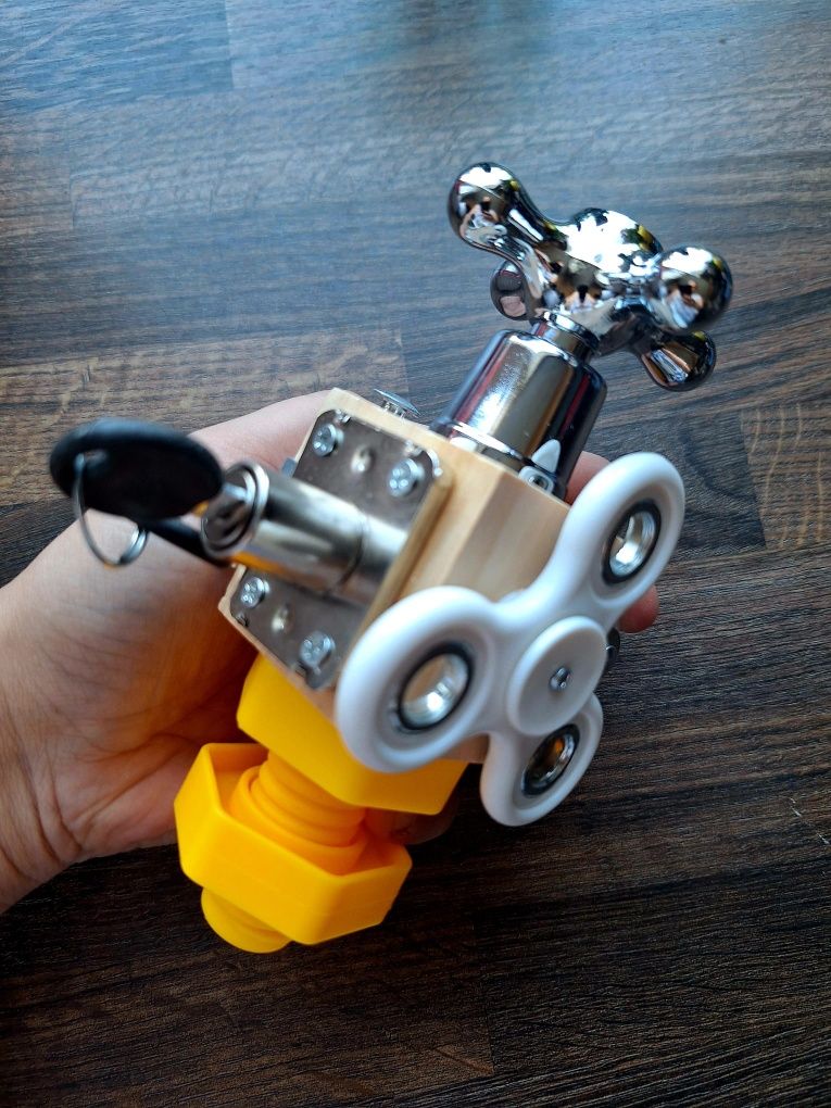 Drewniana kostka manipulacyjna spinner zamek z kluczami montessori
