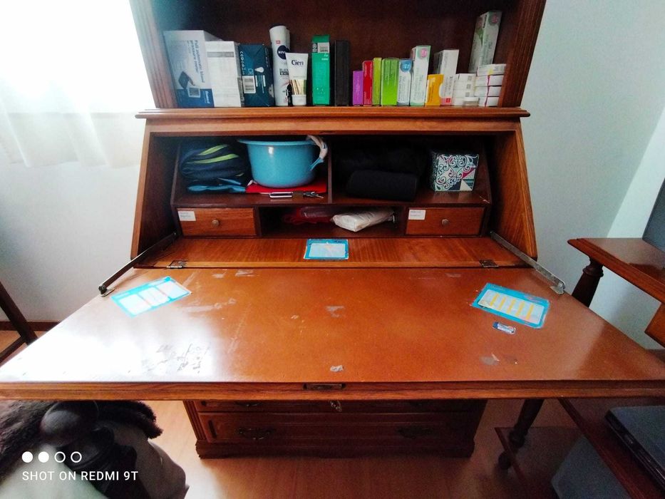 Escrivaninha com estante em pinho