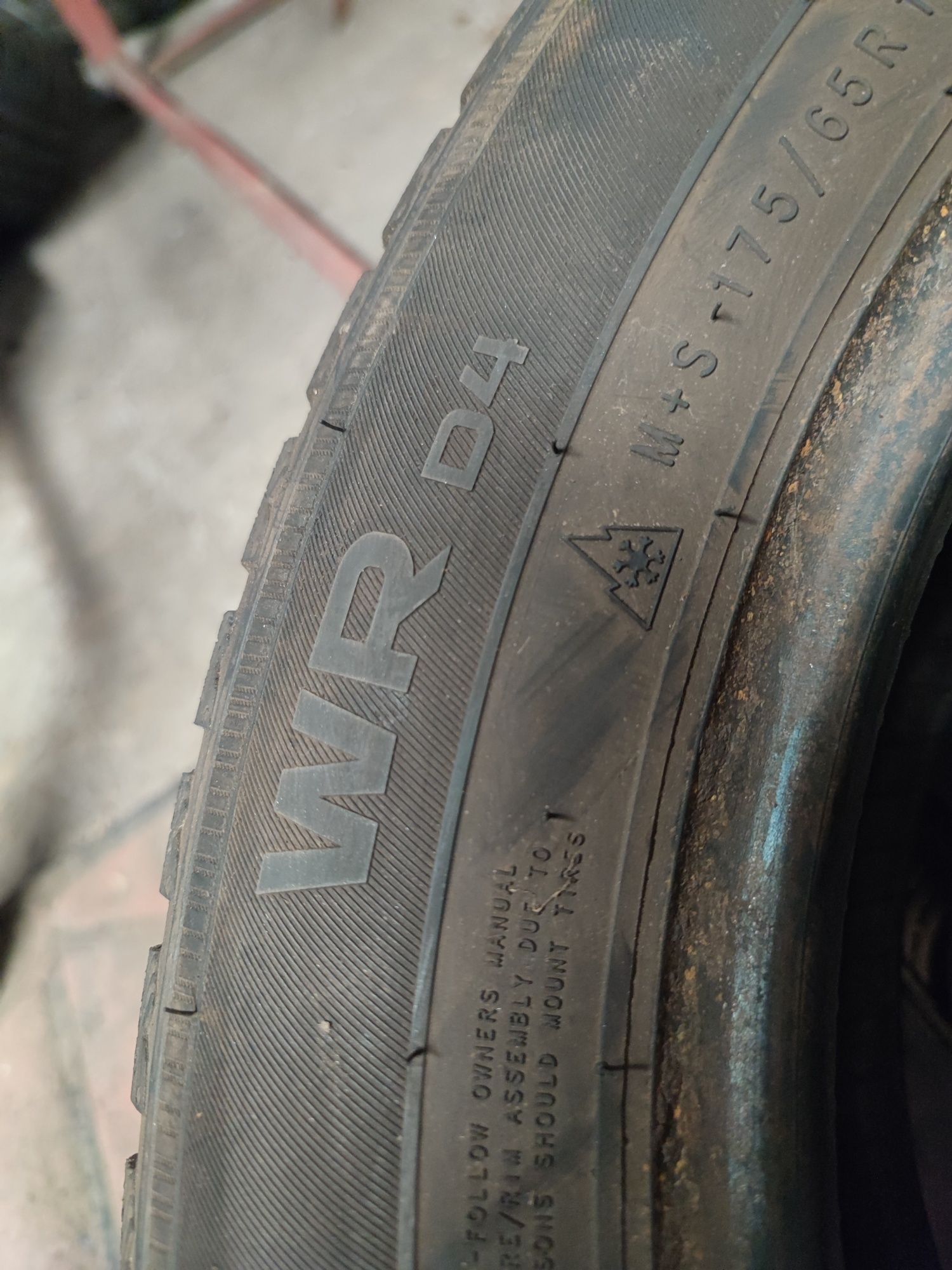 Pneus 175/65r15 Nokian WR D4 com 80% de piso