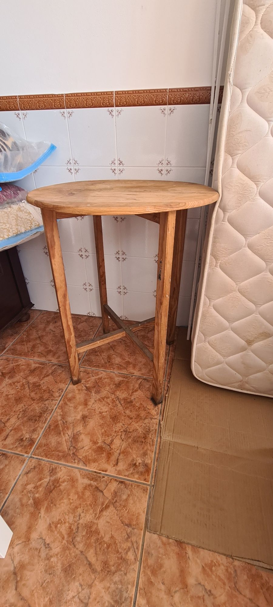 Mesa de apoio para quarto ou sala