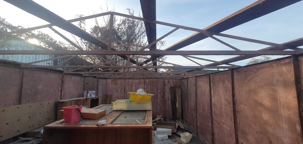 Гараж хороший високий.