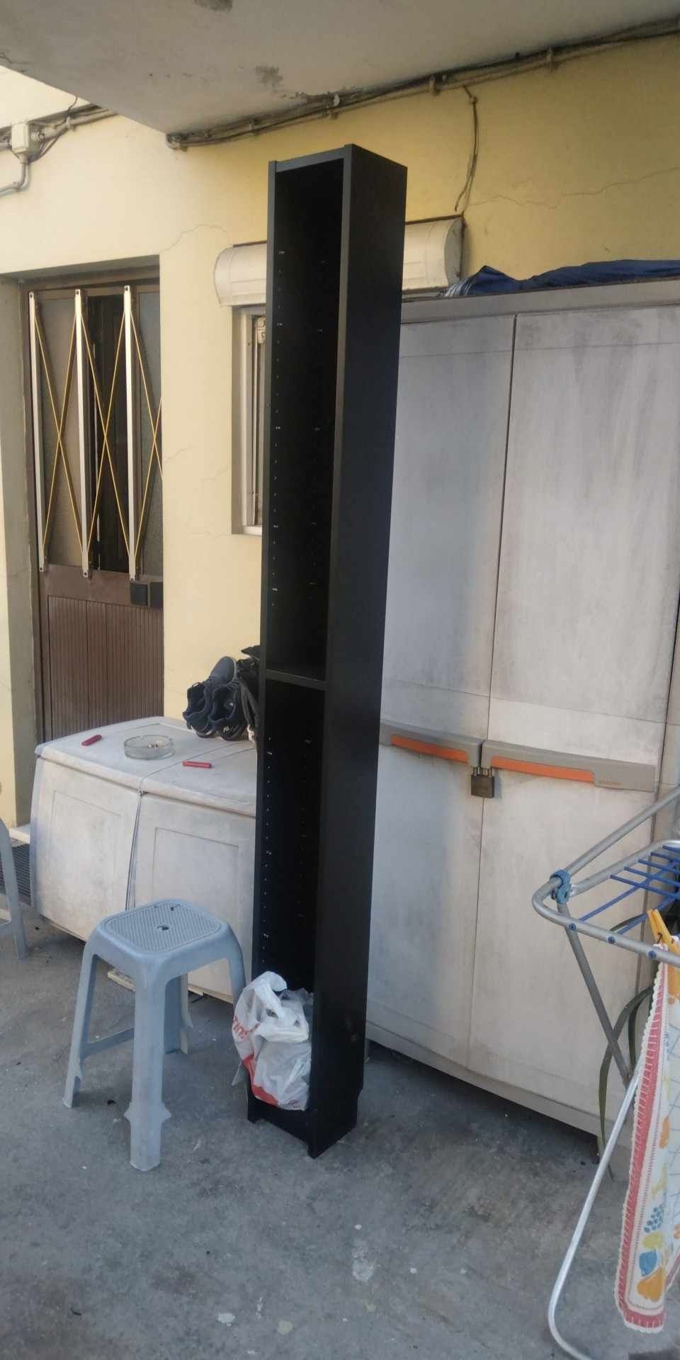 Móvel torre vermelha e uma preta