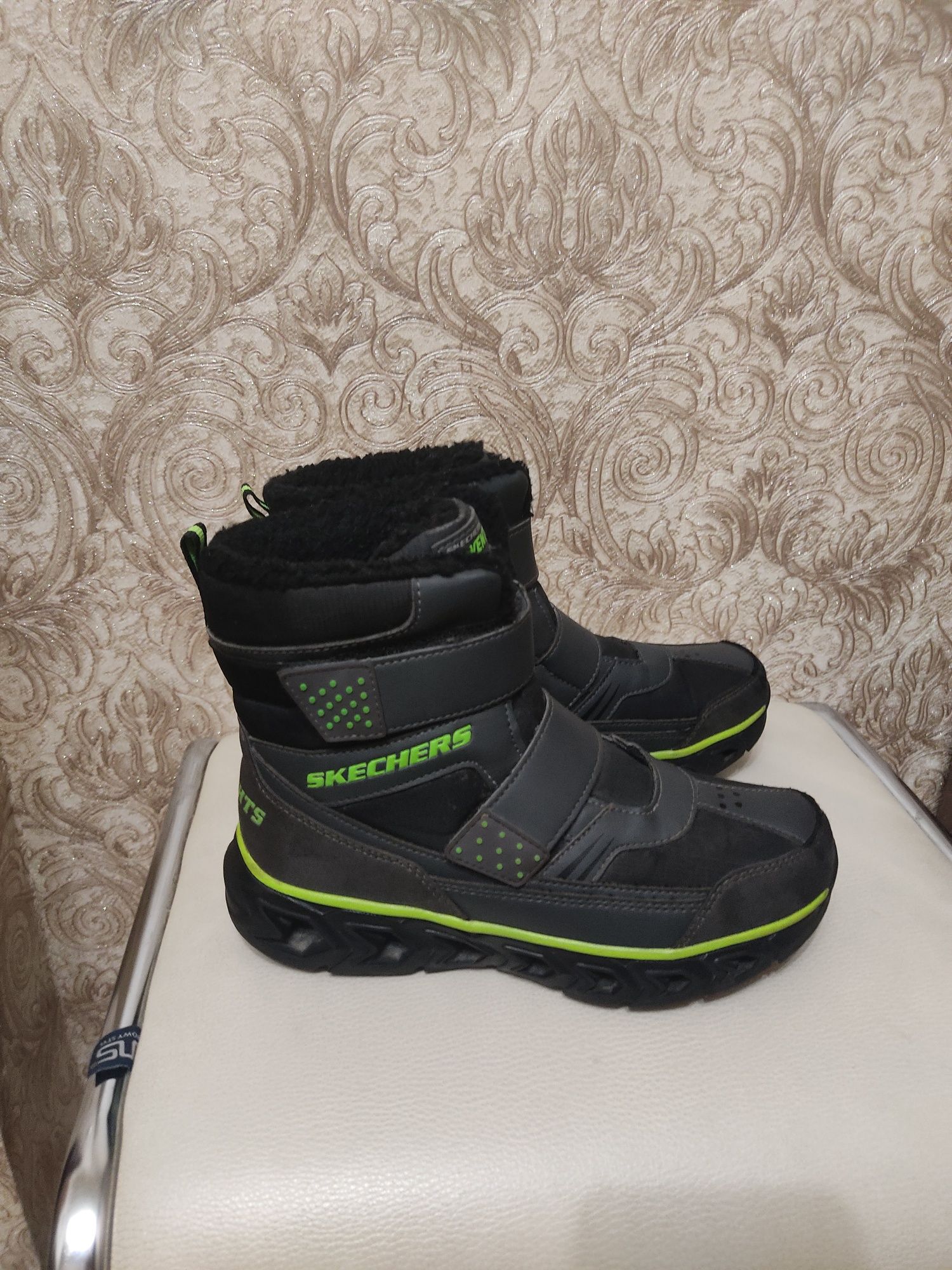 Продам зимние ботинки Sketchers на мальчика, р. 35,5!