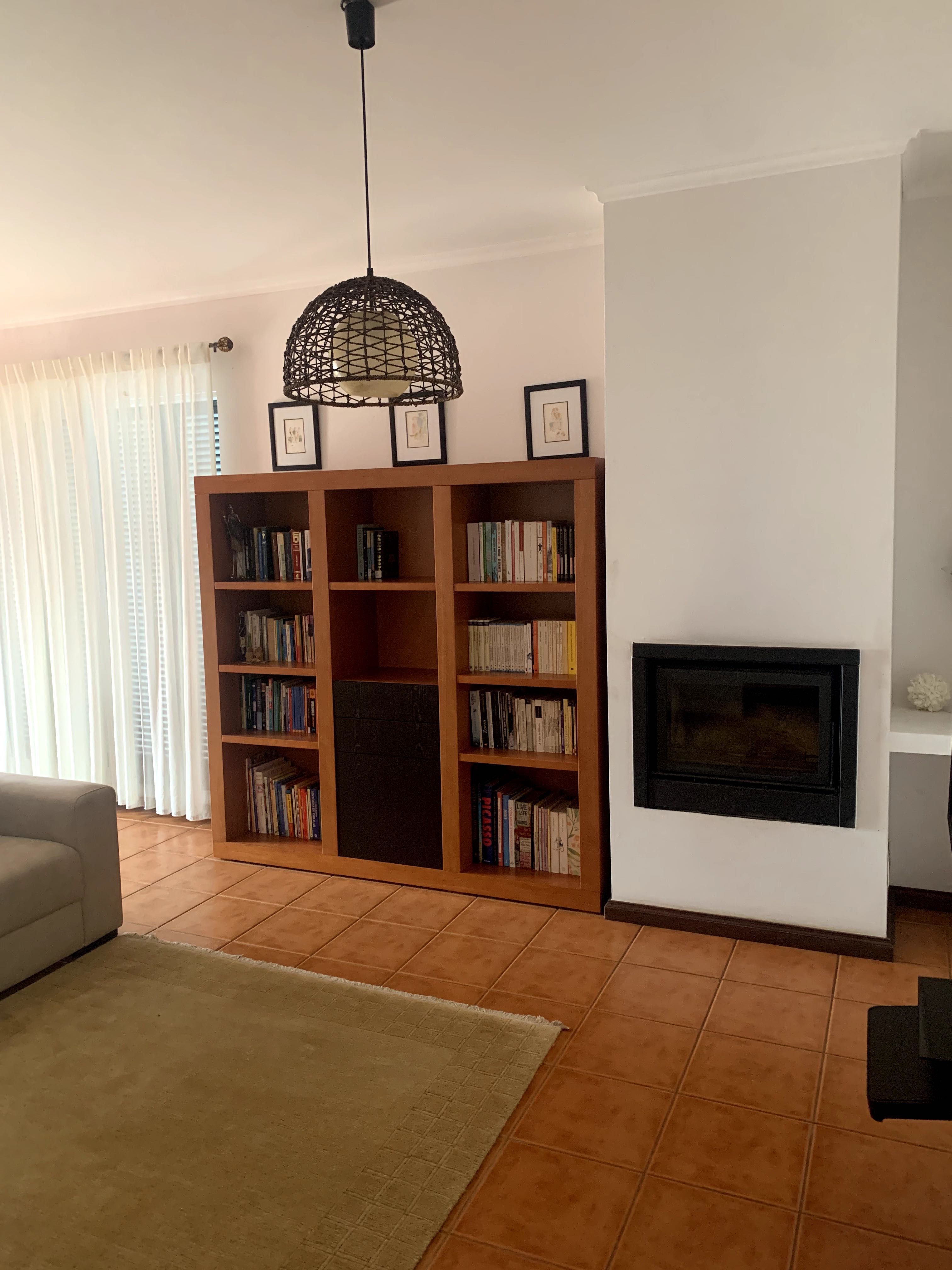 Quarto com casa de banho e sala privativas e cozinha partilhada