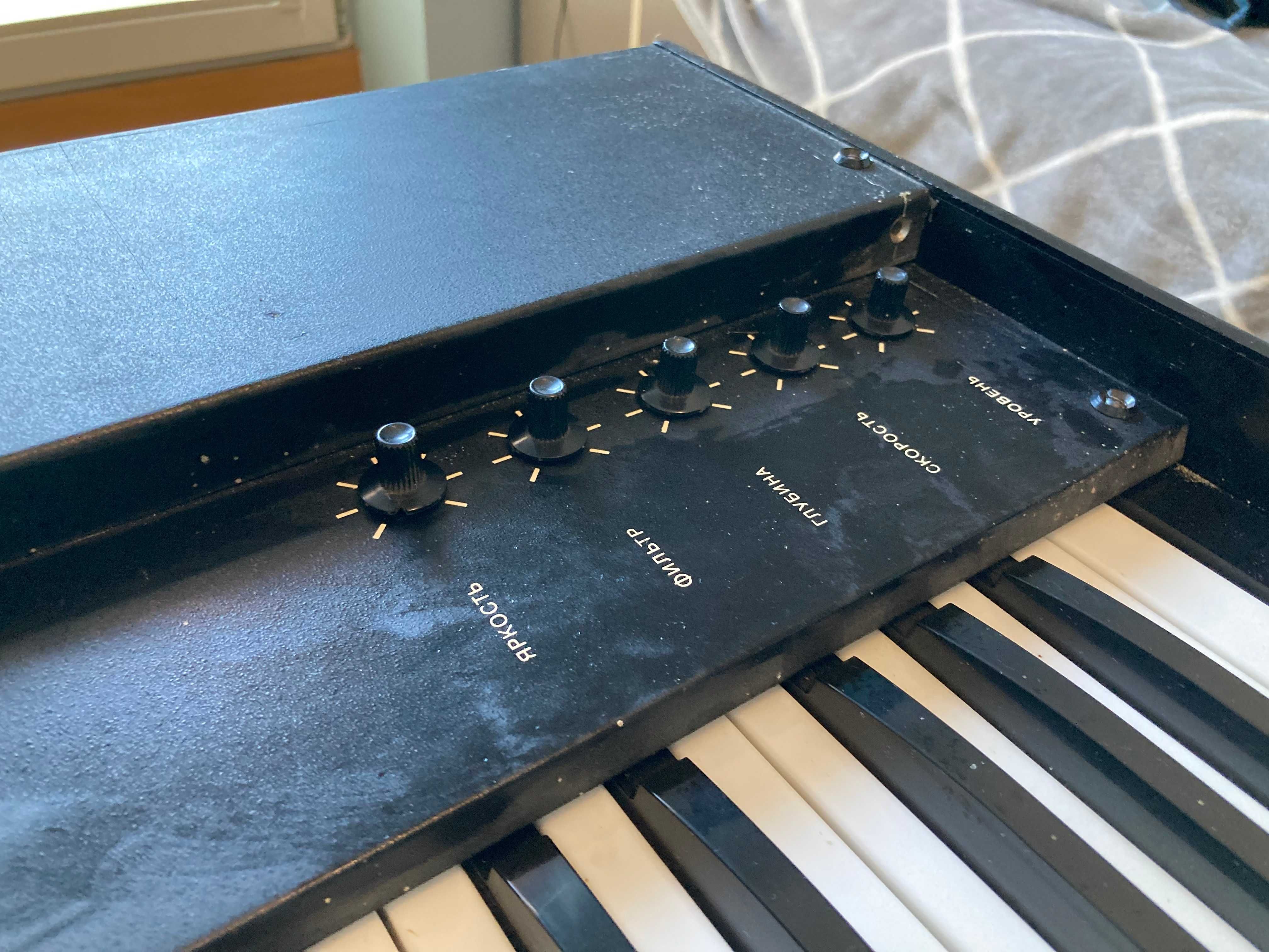 Analogowy syntezator polifoniczny ZSRR – Elektronika Venta EM-15