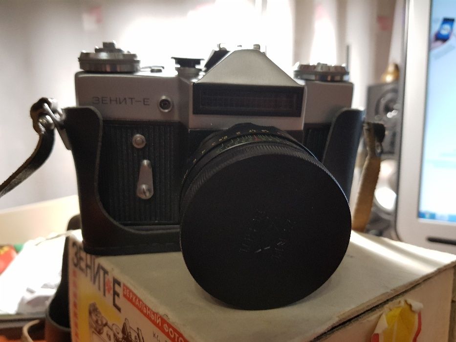 Продам зеркальный фотоаппарат Зенит -Е полный комплект