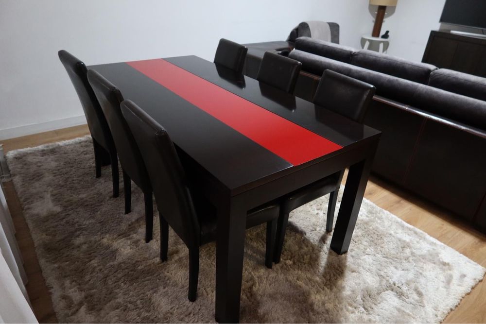 Mesa de jantar e cadeiras