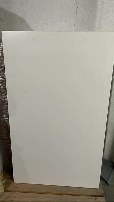 Mesa branca IKEA com pés em metal
