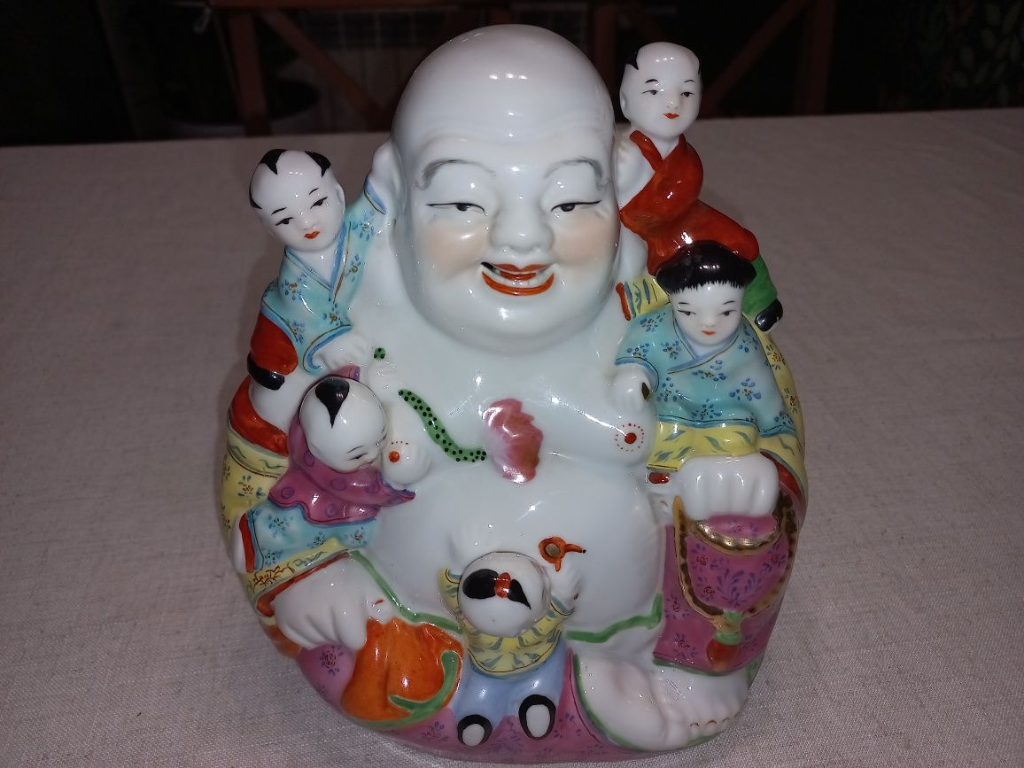 Stara porcelanowa figurka szczęśliwego buddy z dziećmi