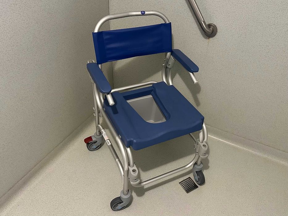 Cadeira de rodas,  banho e sanitária