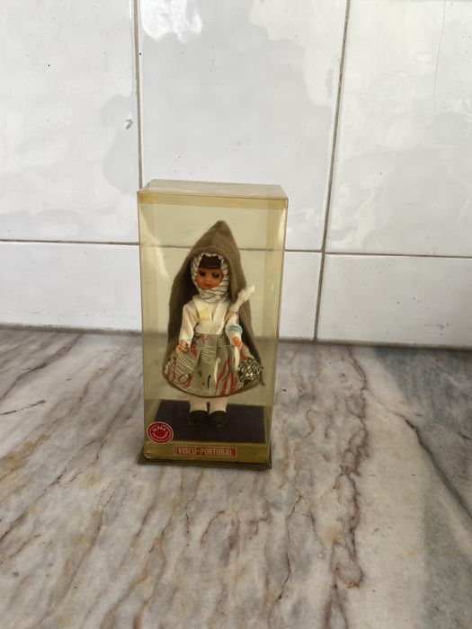 Boneca com traje típico de Viseu