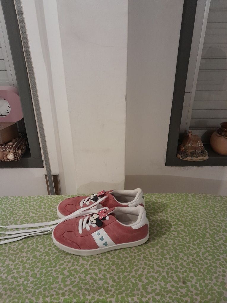 Vendo Sapatilhas de Criança muito bonitas como novas