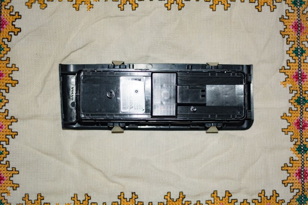 Новый блок кнопок стеклоподъемника  Volvo ХС40. PART NUMBER: 31456058