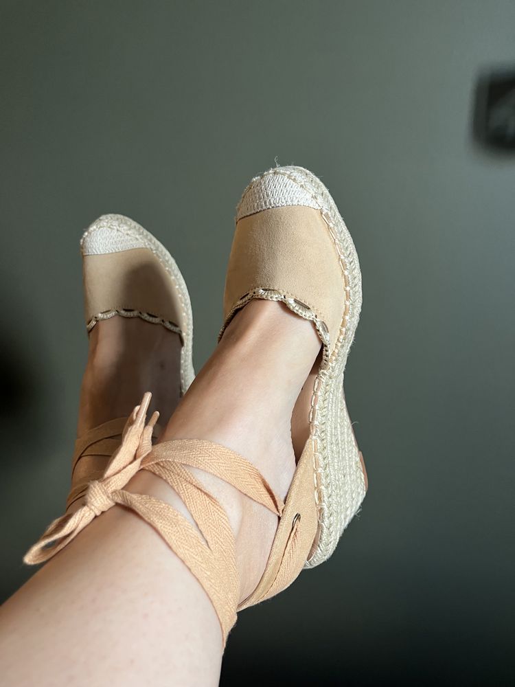 Buty na koturnie