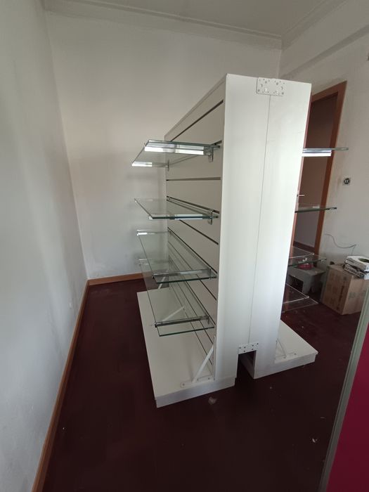 Móvel expositor com prateleiras