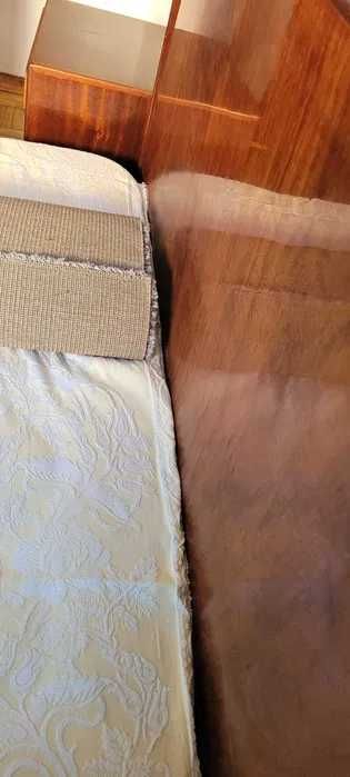 Cama e mesinhas cabeceira