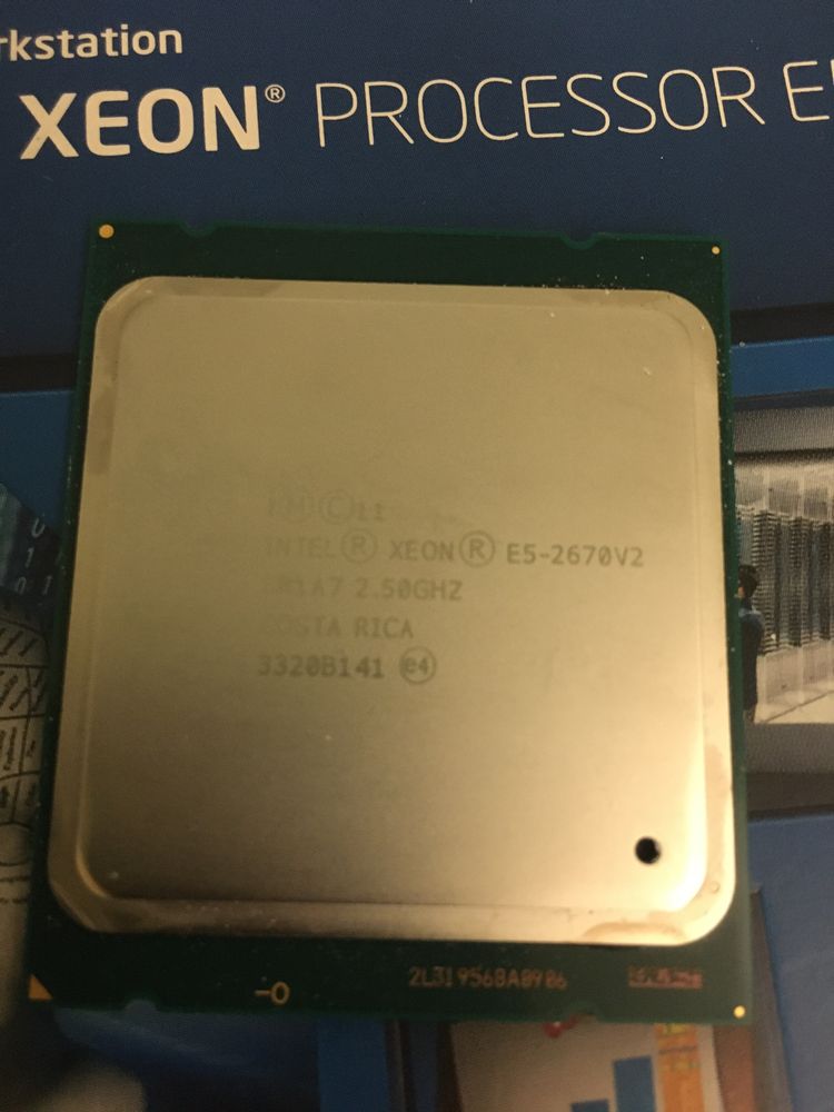 Процесор Intel Xeon E5 2670 v2 з радіатором