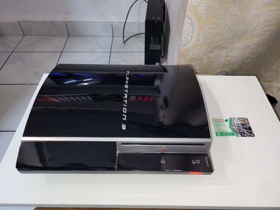 Konsola PS3 z padem.