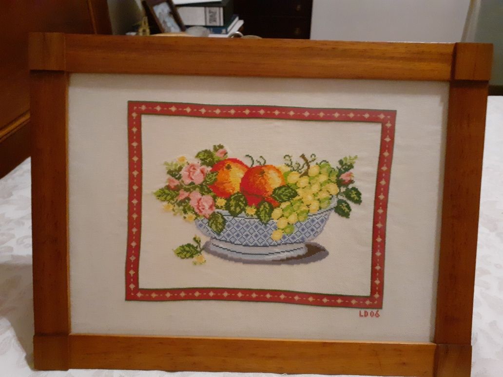 Quadro bordado em ponto de cruz.