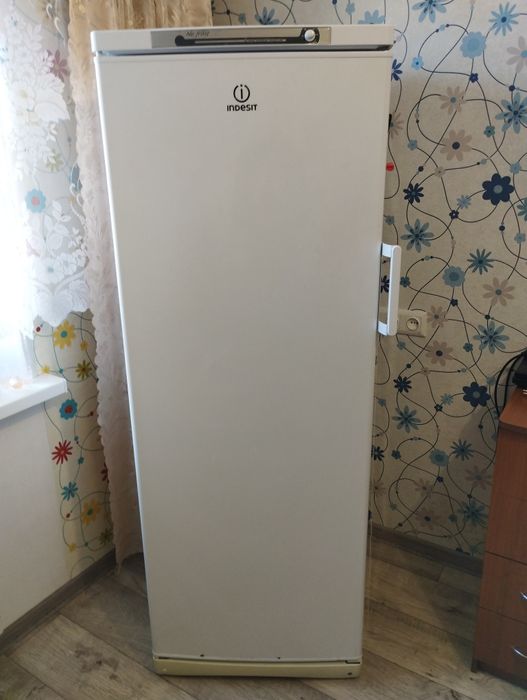 Продам морозильною камеру INDESIT