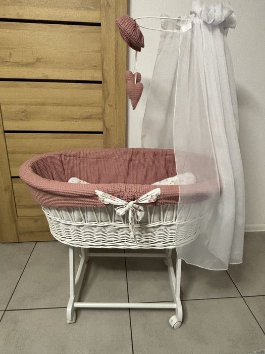 Kosz mojzesza na kolkach