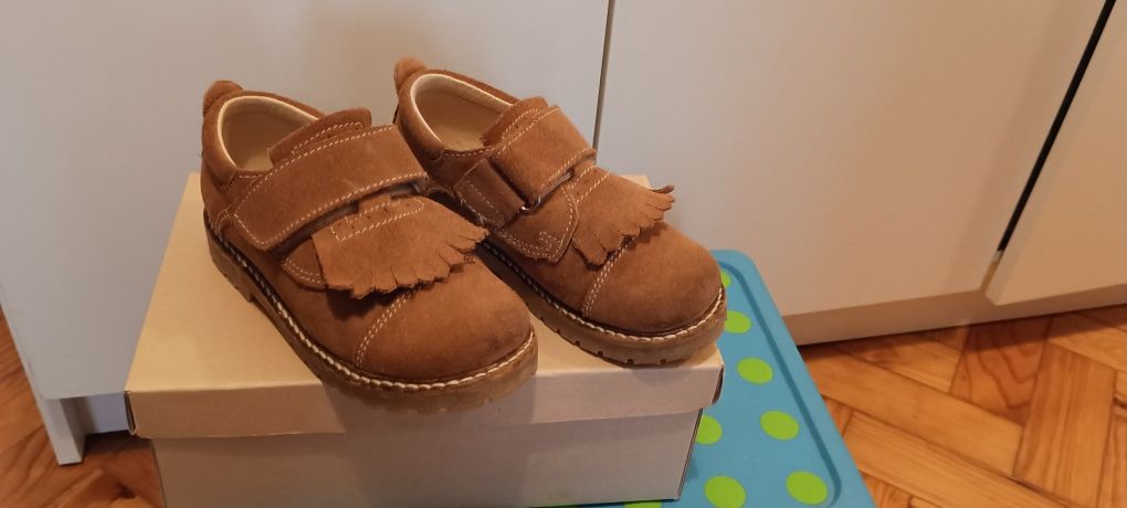 Sapatos carneira com franjas feitos em Portugal tamanho 26