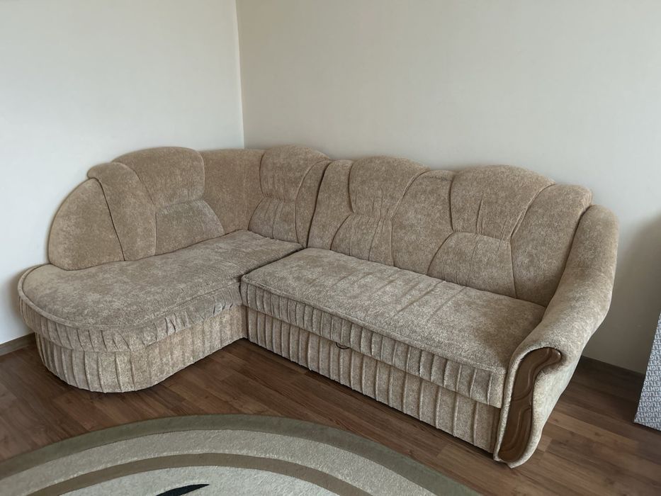 Гарний кутовий диванчик