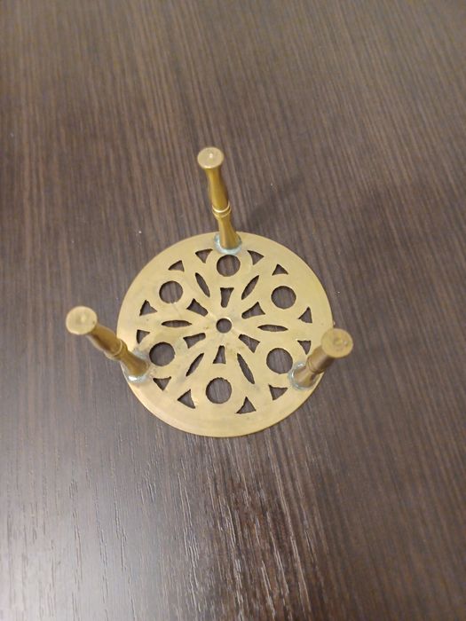 Stojak ozdobny na trójnogu mosiądz