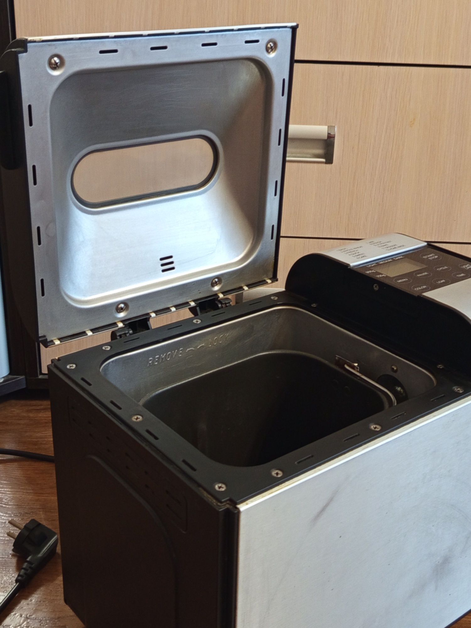 Хлебопечка Gorenje BM 900 AL