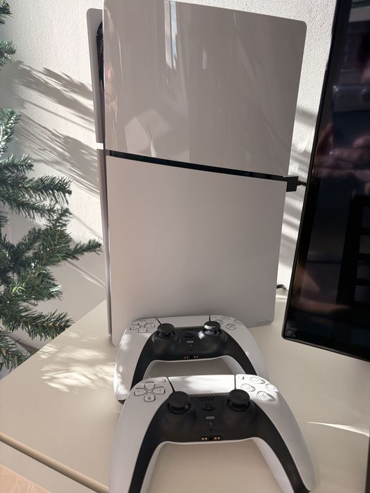 Ps5 slim digital 1TB com 2 comandos