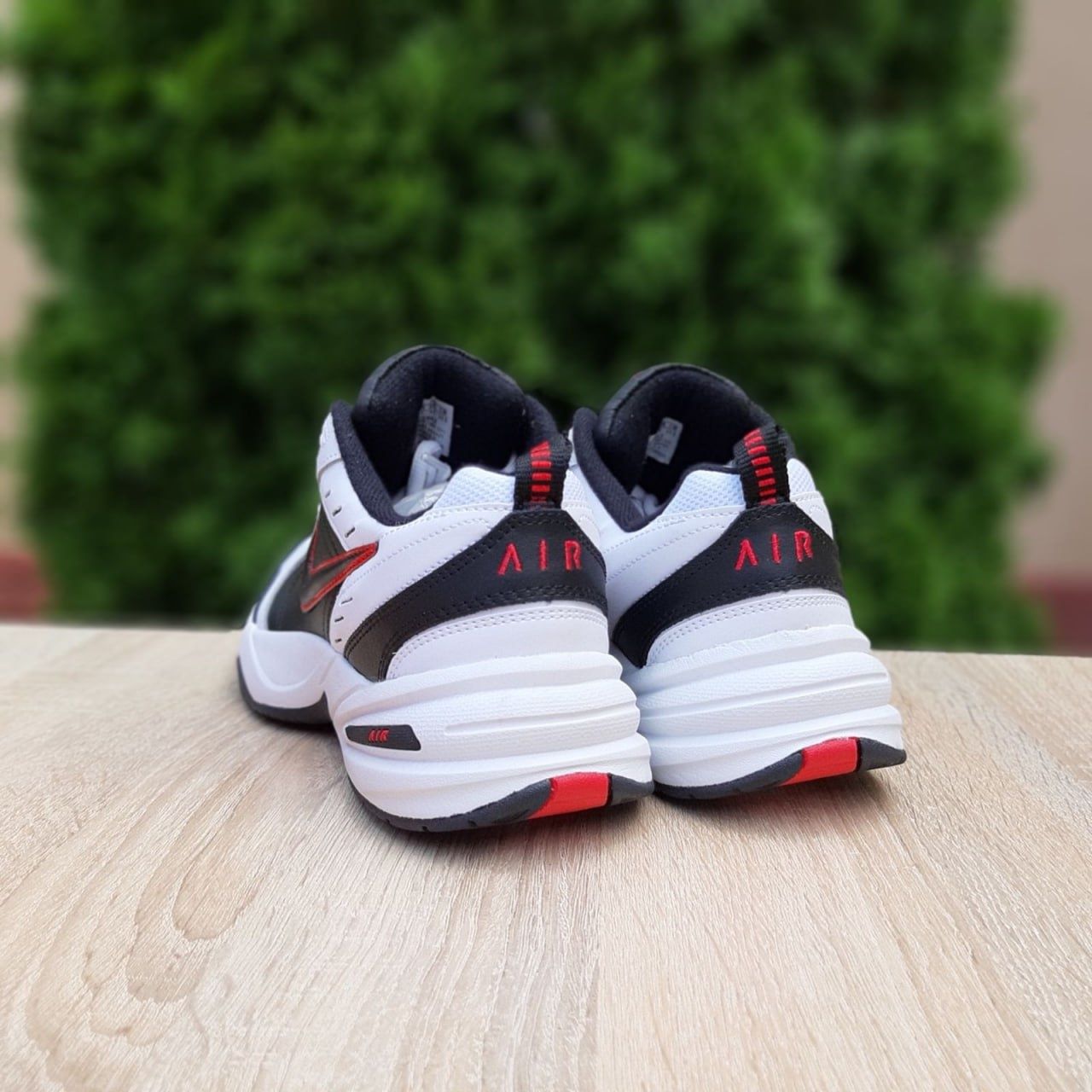 Чоловічі кросівки Nike Air Monarch Білі з чорним з червоним